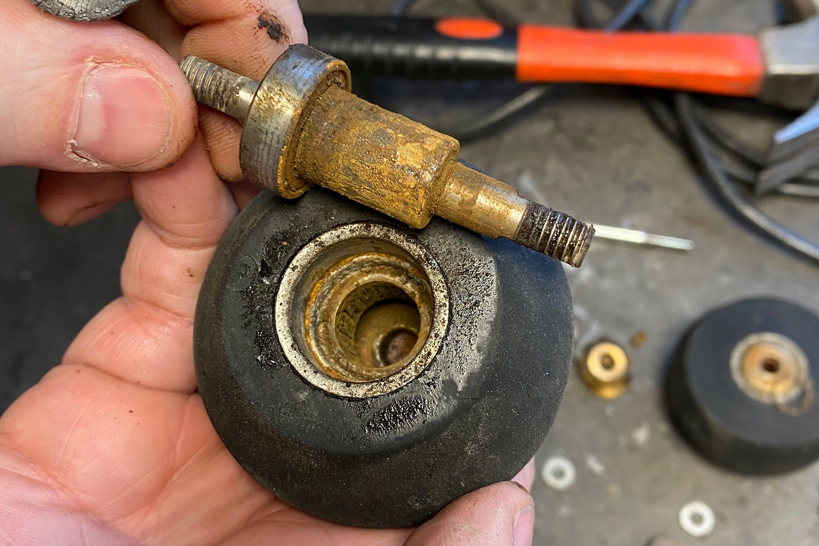 Gnisslar eller tjuvsläpp? Så här underhåller och servar du dina rullskidor!